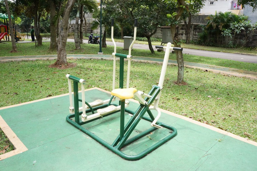 Peralatan taman dan playground