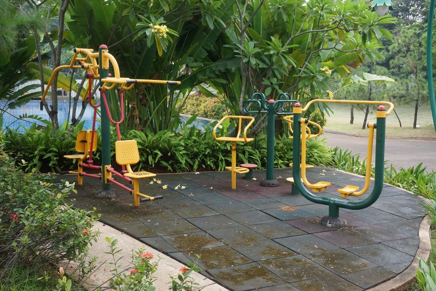 Playground luar ruang berwarna-warni